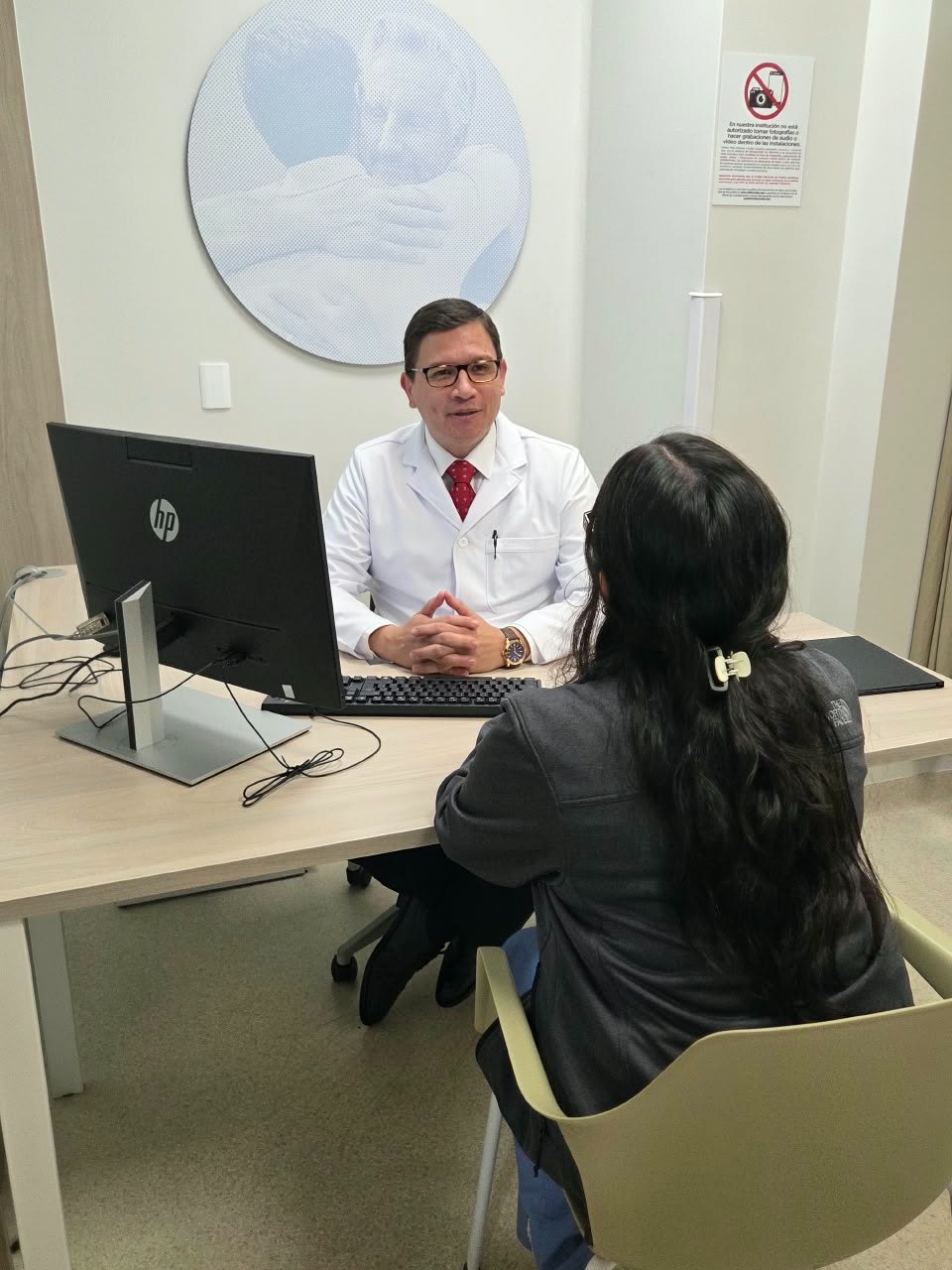 El Dr. Tarazona en consulta