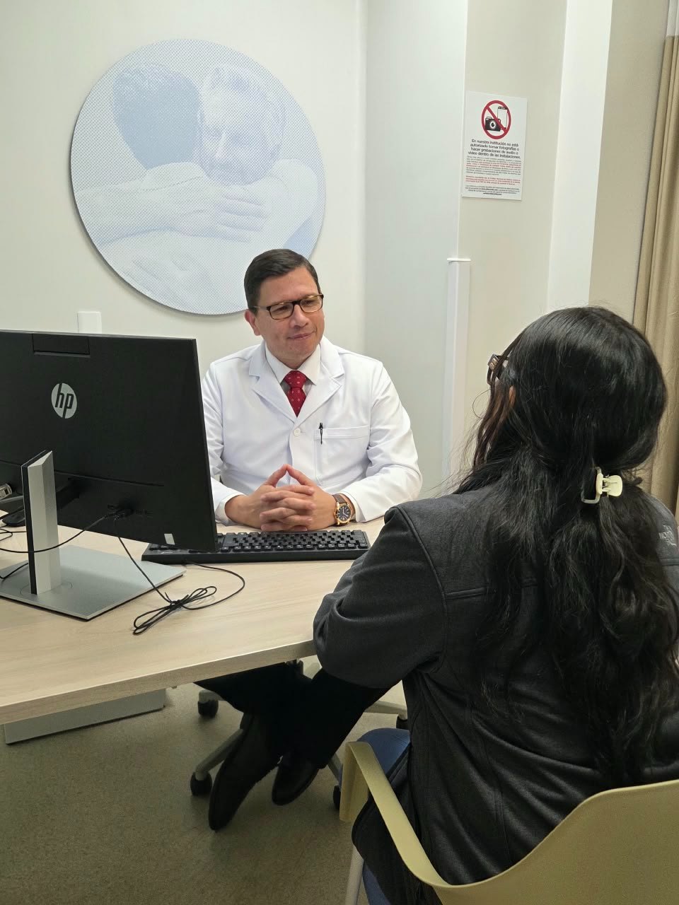 El Dr. Tarazona atendiendo a una paciente