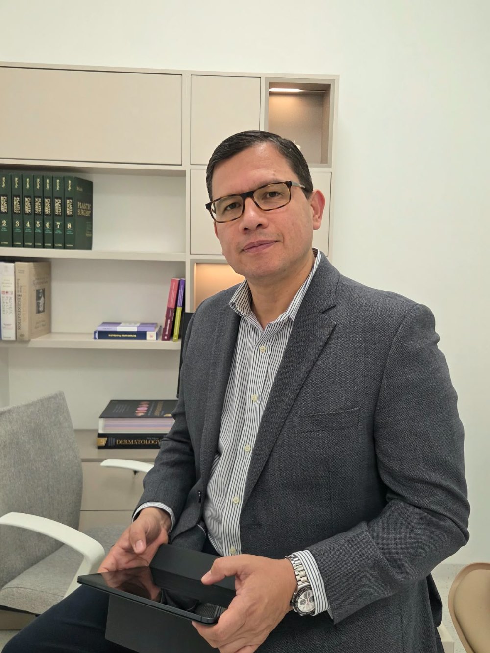 Dr. Camilo Tarazona en su consultorio