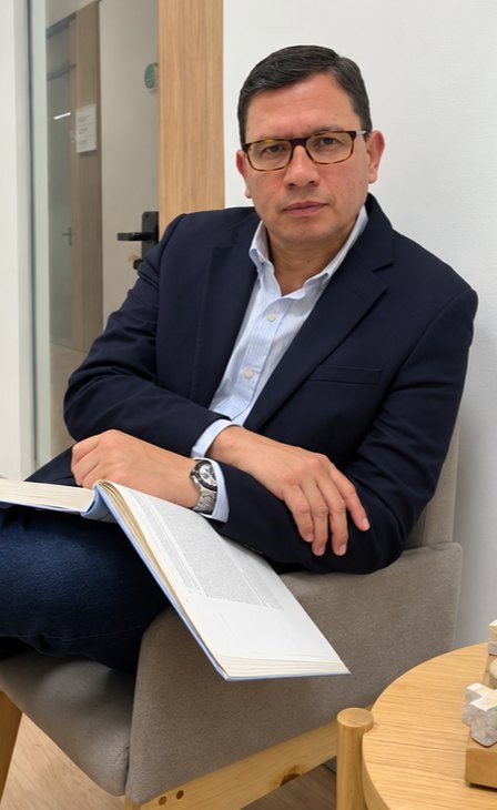 Dr. Camilo Tarazona revisando literatura médica