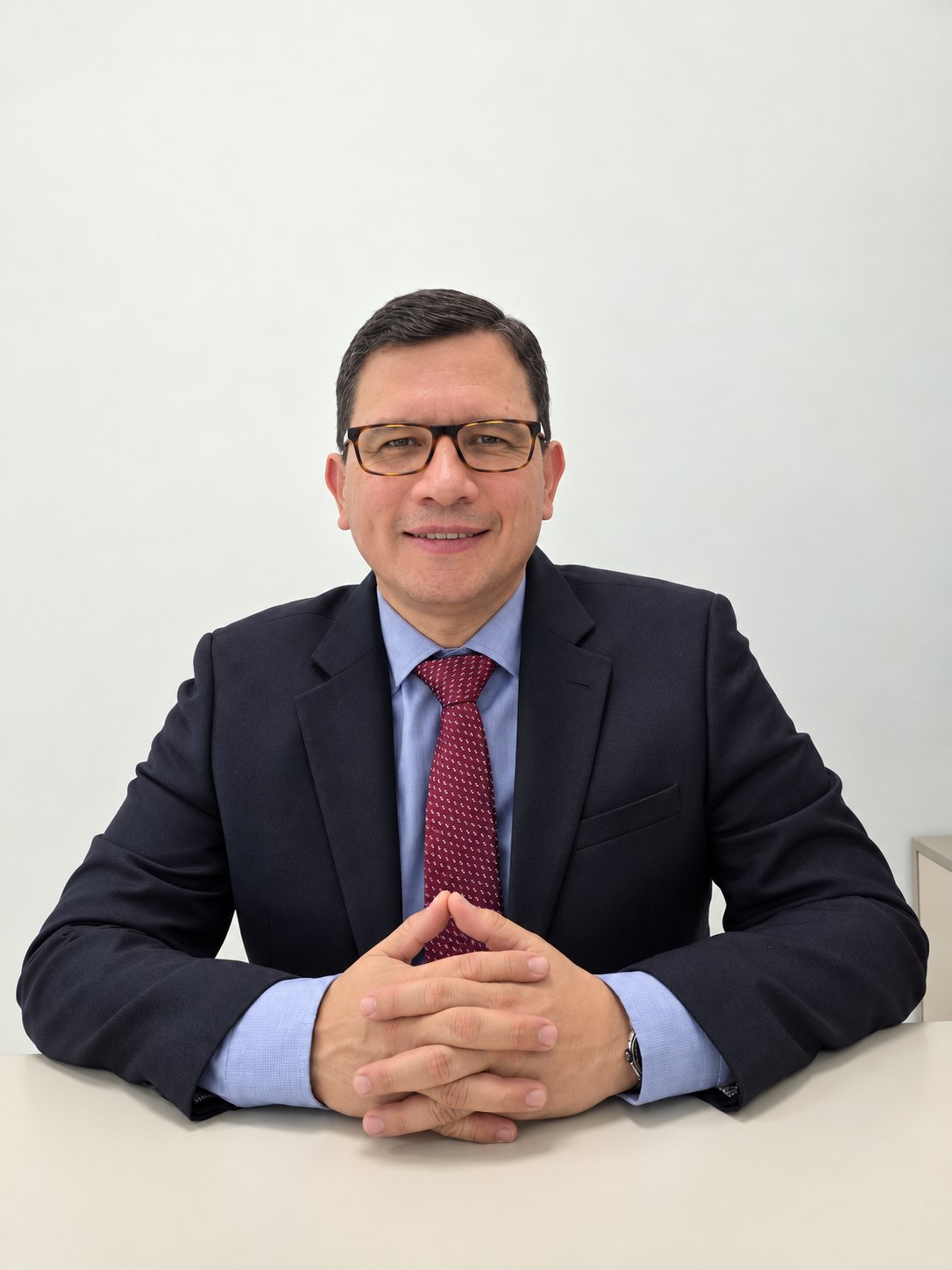 Dr. Camilo Tarazona en su consultorio