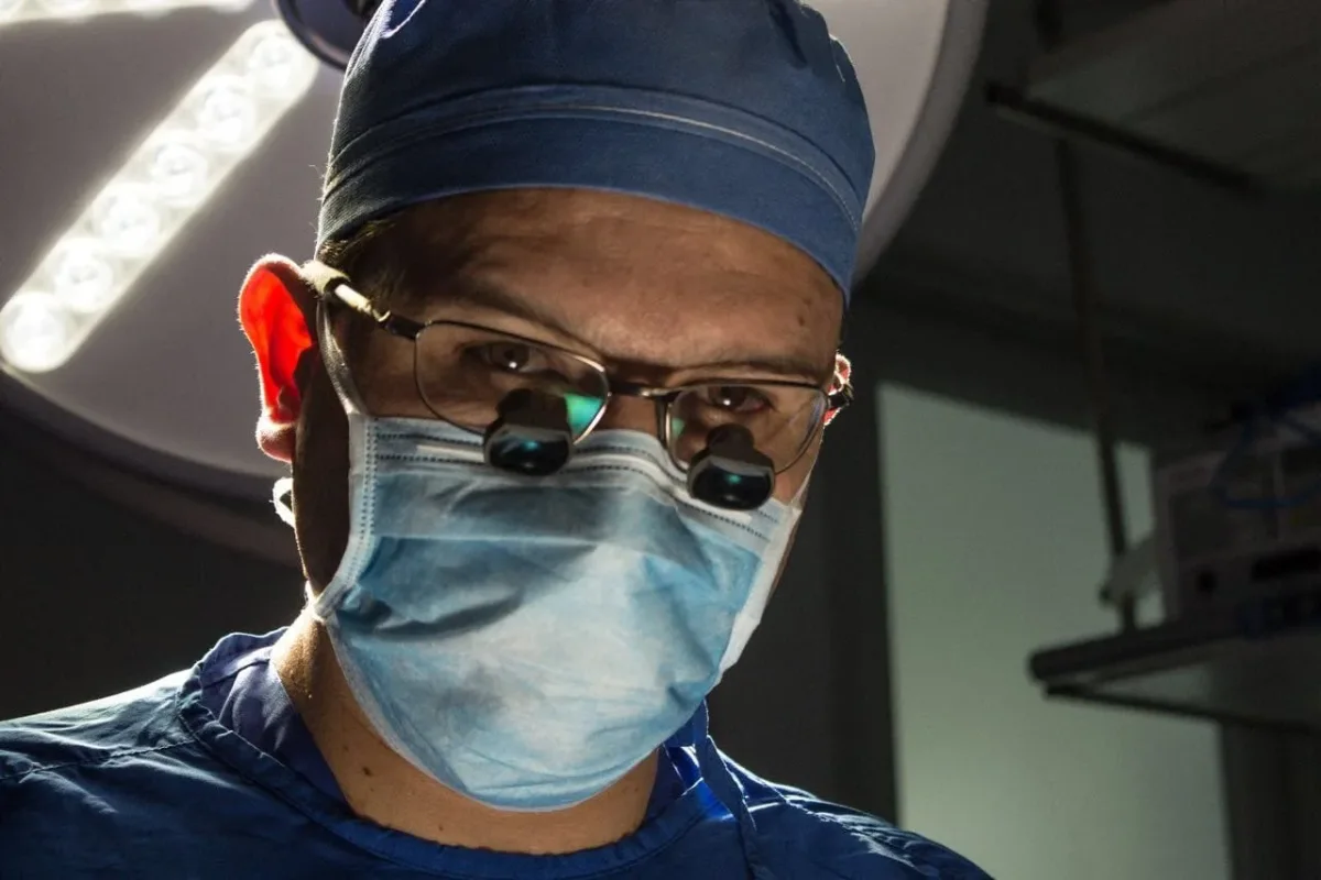 Dr. Camilo Tarazona concentrado durante un procedimiento
