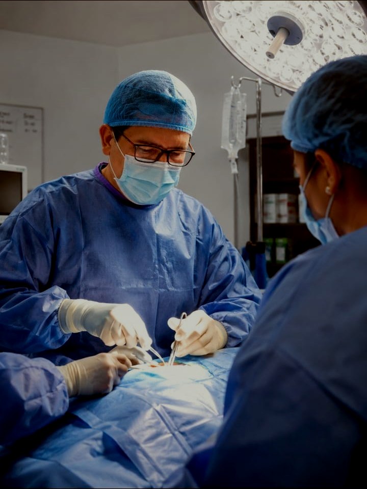 Dr. Camilo Tarazona y su equipo durante una cirugía